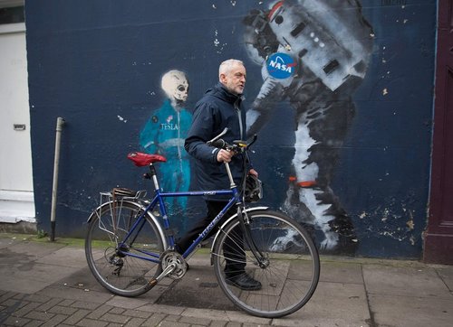 جرمی کوربین رهبر حزب کارگر بریتانیا در حال دوچرخه سواری – لندن