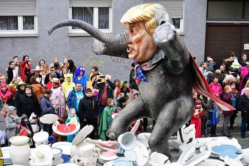 آدمک ترامپ در کارناوال سالانه در شهر مِینز آلمان