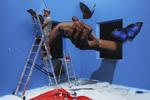 هنرمند روس در حال خلق نقاشی سه بعدی در نمایشگاه سالانه نقاشی سه بعدی در دوبی