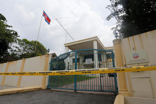 کشیدن نوار زرد پلیس مالزی به دور سفارت کره شمالی در کوالالامپور پس از اخراج سفیر پیونگ یانگ از این کشور