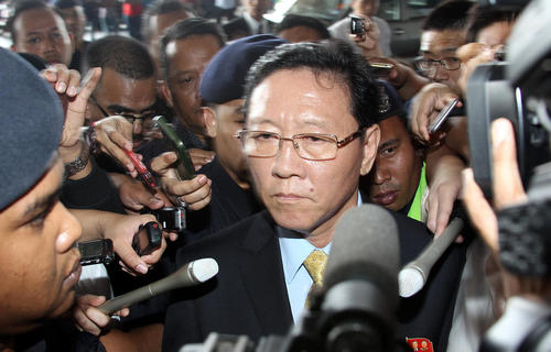  سفیر کره شمالی در حال خروج از مالزی در فرودگاه کوالالامپور در محاصره خبرنگاران است