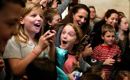 هیجان زده شدن بازدیدکنندگان کاخ سفید از دیدن ترامپ