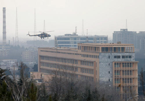 انتقال نیروهای ارتش افغانستان با هلی کوپتر به بیمارستان نظامی کابل به منظور مقابله با حمله مسلحانه