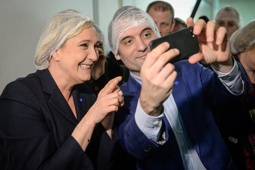 سلفی گرفتن مارین لوپن نامزد راست گرای انتخابات ریاست جمهوری فرانسه با یکی از مشاورانش به هنگام بازدید از یک کارخانه شکلات سازی فرانسه