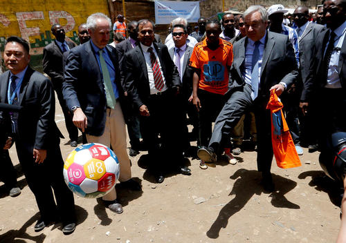 پا به توپ شدن آنتونیو گوترش دبیر کل جدید سازمان ملل در حاشیه مسابقه ای فوتبال به مناسبت روز جهانی زن در نایروبی کنیا