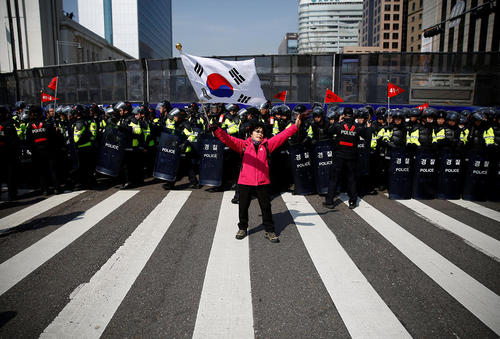 تجمع حامیان و مخالفان رییس جمهور برکنار شده کره جنوبی در سئول