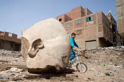 سر کشف شده از مجسمه 8 متری رامسس دوم فرعون مصر در خیابانی در محله المطریه قاهره