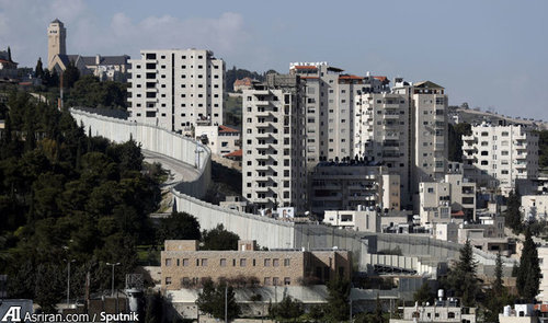 دیوار حائل بین فلسطین و رژیم صهیونیستی: کار ساخت این دیوار توسط اسرائیلی‌ها در سال ۲۰۰۲ در کرانه باختری رود اردن آغاز شد. این دیوار هم مانند خود موضوع سرزمین‌های اشغالی، جزو مناقشه‌برانگیزترین مسائل جهان است.