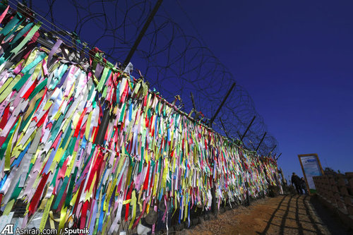 دیوار حائل بین کره شمالی و جنوبی: تقسیم کره به کره شمالی و جنوبی از پیروزی متفقین در جنگ دوم جهانی در سال ۱۹۴۵ و پایان ۳۵ سال سلطهٔ ژاپن بر کره نشأت گرفت. این دیوار خانواده‌های بسیاری را از هم جدا کرد.