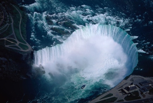  آبشار نیاگارا در مرز آمریکا و کانادا 