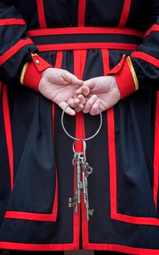 کلیدهای بنای معروف برج لندن در دستان رییس جدید آن در نخستین روز کاری