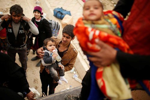 فرار غیر نظامیان عراقی از شهر موصل