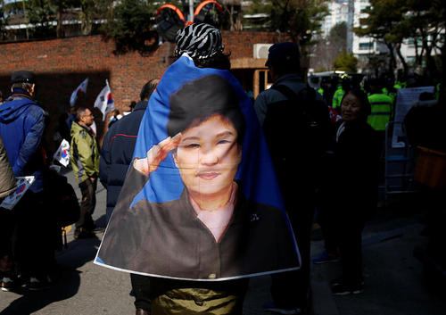 تجمع حامیان رییس جمهور معزول کره جنوبی در مقابل خانه او در سئول