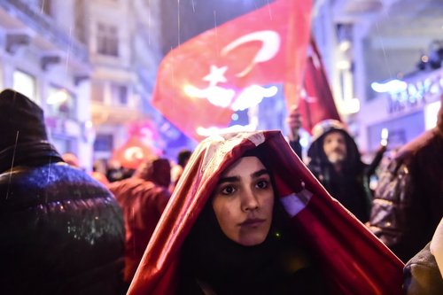 تجمع شهروندان ترکیه در مقابل کنسولگری هلند در استانبول در اعتراض به عدم اجازه دولت آمستردام به برپایی میتینگ سیاسی حامیان اردوغان در شهر روتردام