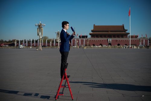خبرنگار یک شبکه تلویزیونی چینی در حال گزارش زنده از کنگره سالانه خلق چین