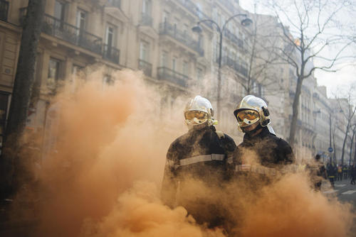 تظاهرات آتش نشانان فرانسوی در اعتراض به بدتر شدن شرایط کاری – پاریس