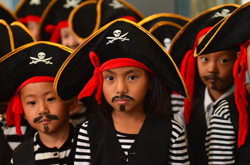 پوشیدن لباس دزدان دریایی از سوی کودکان پیش دبستانی در جشن روز مهد کودک در هند – دیامپور