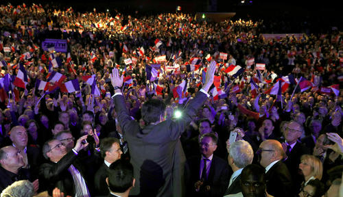 فرانسوا فیون نخست وزیر سابق و یکی از نامزدهای انتخابات ریاست جمهوری فرانسه در جمع حامیانش 