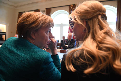 گپ و گفت صدر اعظم آلمان با ایوانکا ترامپ دختر رییس جمهور آمریکا در حاشیه یک نشست مشترک اقتصادی در کاخ سفید