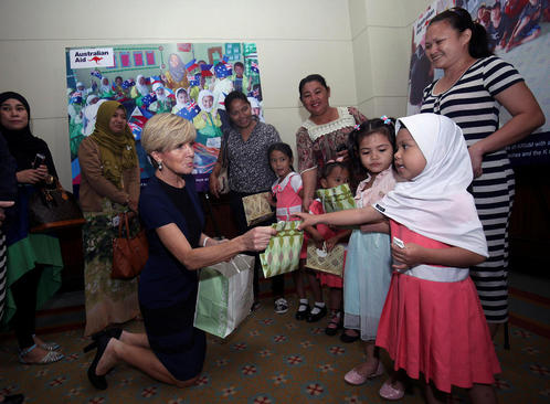 جولی بیشاپ وزیر امور خارجه استرالیا در حال توزیع هدیه بین کودکان مسلمان فیلیپینی هنگام بازدید از شهر داوائو در جنوب فیلیپین