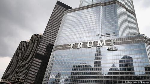 خیلی از ساکنان شیکاگو از اینکه نام ترامپ با حروف بزرگ روی ساختمان هتل و برج متعلق به او در این شهر نقش ببندد، مخالف بودند. رام امانوئل، شهردار شیکاگو، این تصمیم ترامپ را 