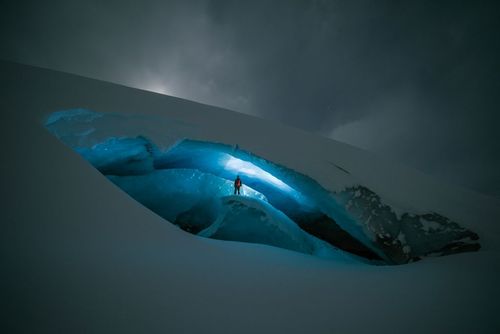 دهانه یک غار یخی در کانادا