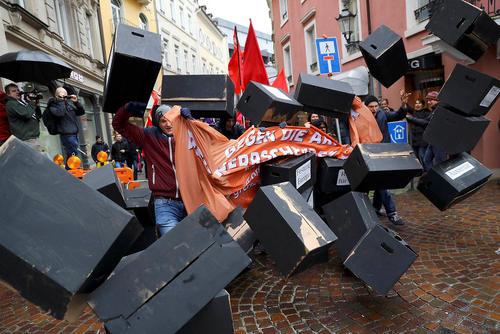 تظاهرات علیه  گروه بیست همزمان با برگزاری نشست وزرای اقتصاد و روسای بانک های مرکزی بیست کشور برتر اقتصادی جهان در بادن بادن آلمان