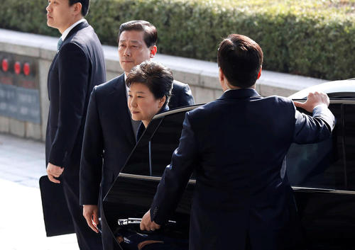 پارک گئوی های رییس جمهور معزول کره جنوبی در مقابل دفتر دادستانی کل کره جنوبی به منظور پاسخگویی به پرونده فساد مالی – سئول