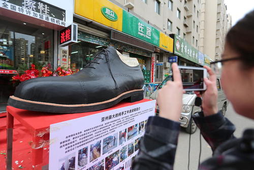 کفش 2 متری و 250 کیلویی تولید یک شرکت کفش سازی چینی در شهر شنیانگ