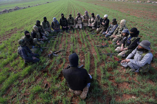 جلسه آموزشی اعضای گروه موسوم به احرار الشریعه از گروه های مخالف مسلح در سوریه در زمین های کشاورزی در حومه شهر الرای در شمال سوریه