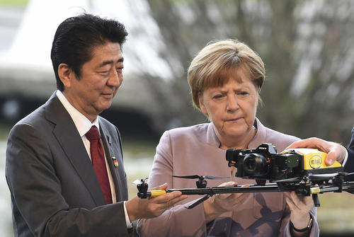 صدر اعظم آلمان و نخست وزیر ژاپن در نمایشگاه بین المللی رایانه و نرم افزار در هانوفر آلمان