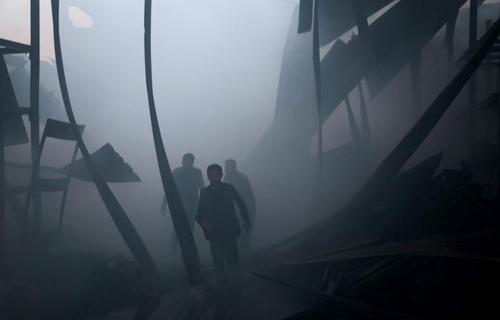 نیروهای امدادی در حال خاموش کردن آتش ناشی از حملات هوایی علیه شهر الحموریه در حومه دمشق 