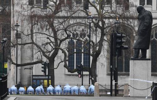 نیروهای پلیس در اطراف ساختمان پارلمان بریتانیا در حال جستجو برای یافتن نشانه ها و ادله حمله تروریستی اخیر