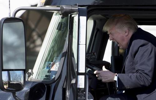 
دونالد ترامپ در جمع اعضای سندیکای رانندگان کامیون آمریکا سوار یک کامیون شد و بوق زد
