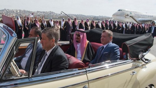 استقبال عبدالله دوم پادشاه اردن از ملک سلمان بن عبدالعزیز آل سعود پادشاه عربستان سعودی در فرودگاه امان پایتخت اردن