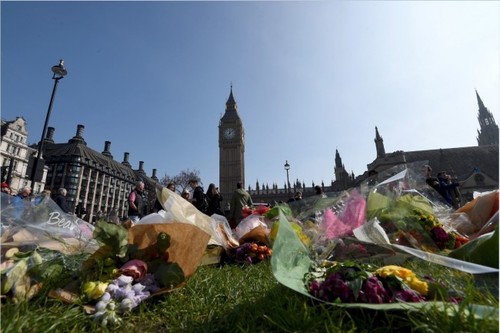 گل هایی برای یادبود و گرامیداشت قربانیان حمله تروریستی در لندن 