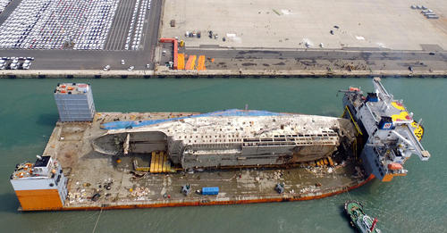 بازگرداندن کشتی تفریحی بزرگ غرق شده به بندر موکپو کره جنوبی. در حادثه غرق شدن این کشتی بزرگ در سال 2014 بیش از 300 نفر از مسافران آن جان باختند