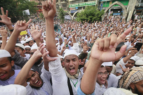تظاهرات اسلامگرایان بنگلادشی در مقابل ساختمان دیوان عالی این کشور در داکا