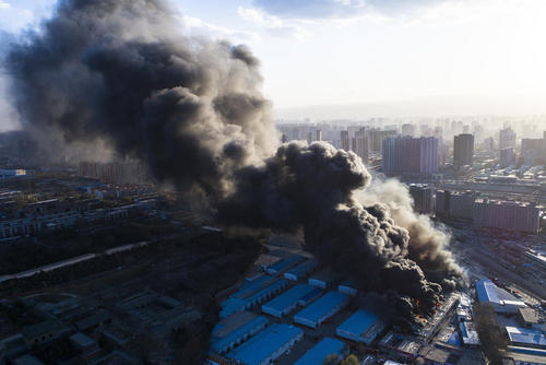 آتش گرفتن یک کارخانه بزرگ در شهر تای یوان چین