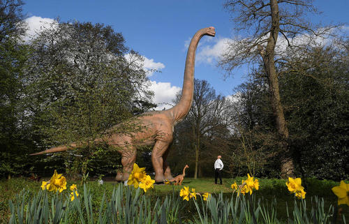 ماکت های دایناسور در پارک اوسترلی در غرب لندن