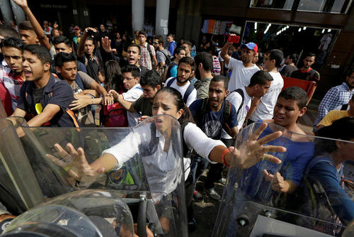 درگیری معترضان حکومت و پلیس ونزوئلا – کاراکاس