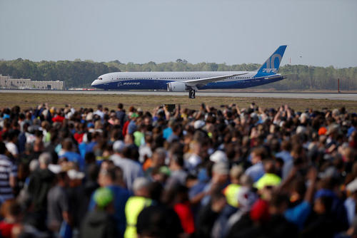 استقبال از نخستین هواپیمای مسافربری یوئینگ 787 در فرودگاه شهر چارلستون در ایالت کارولینای جنوبی آمریکا