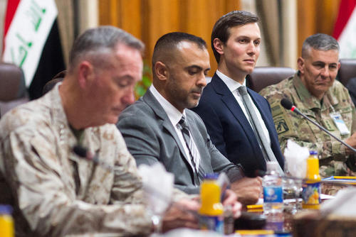 جرد کوشنر داماد ترامپ به همراه رییس ستاد مشترک ارتش آمریکا در جلسه دیدار با مقامات نظامی عراق در مقر وزارت دفاع در بغداد