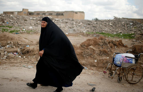 یک زن گریخته از شهر موصل عراق در اردوگاه آوارگان جنگی در جنوب این شهر