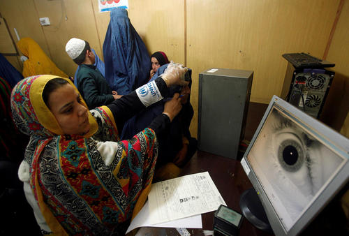 معاینه چشم یک زن پناهجوی افغان در مقر کمیساریای عالی پناهجویان سازمان ملل در پیشاور پاکستان