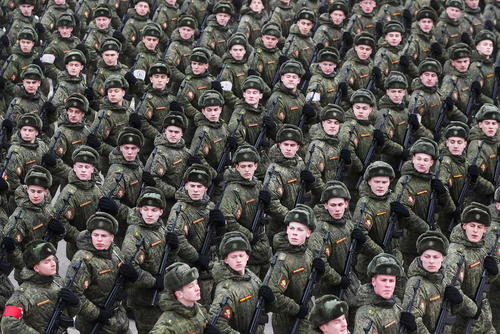 رژه واحدهایی از ارتش روسیه برای تمرین رژه روز 9 می ، هفتادودومین سالگرد پیروزی ارتش سرخ شوروی بر آلمان نازی