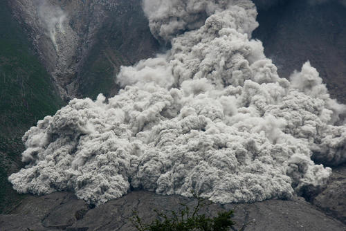 غبارهای متصاعد شده از یک کوه آتشفشانی در سوماترای اندونزی