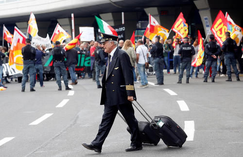 اعتصاب صنفی کارکنان خطوط هواپیمایی آلیتالیا ایتالیا در فرودگاه رم