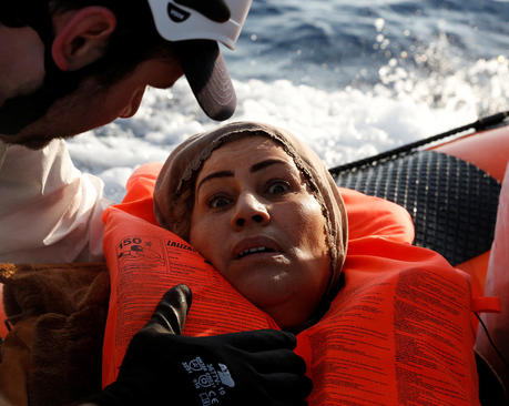 نجات پناهجویان روی قایق در سواحل مالت در دریای مدیترانه
