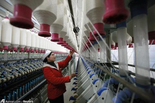 کارگز زن در کارخانه نساجی
